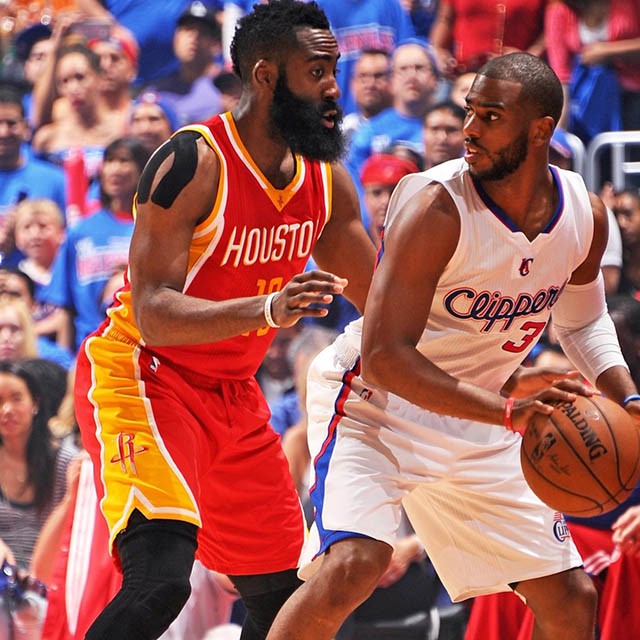 Chris Paul và James Harden đối đầu nhau trong một trận đấu.