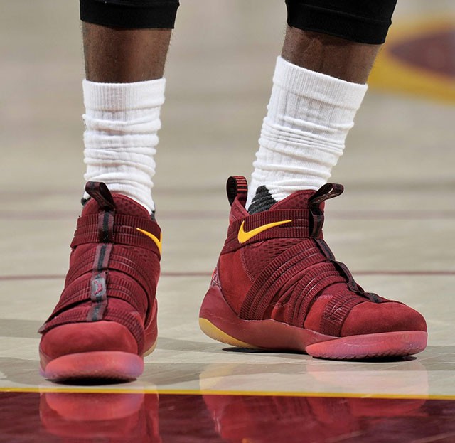 Nike Zoom Soldier 11 “Cavs Wine” PE nhìn từ phía trước