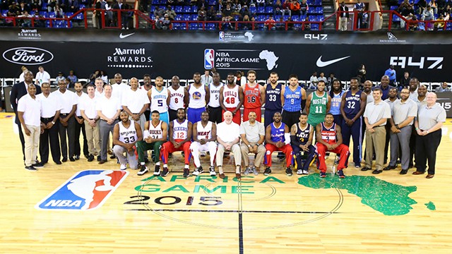 Các cầu thủ chụp ảnh lưu niệm tại NBA Africa Game 2015.