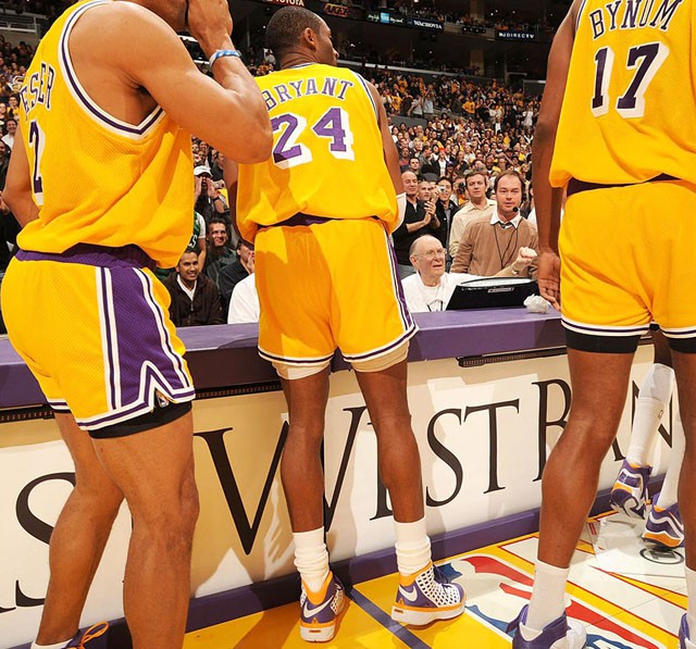 Một phối màu PE khác được làm riêng cho bộ áo cổ điển của Los Angeles Lakers.