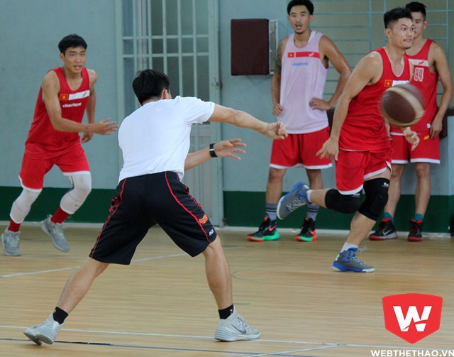 Ông Phan Thanh Cảnh cùng tham gia trong một bài tập với các tuyển thủ.