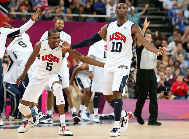 Kobe Bryant thi đấu tại thế vận hội London 2012 với Nike Kobe VII “Olympic” hay còn gọi là “USA”.