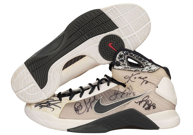 Cận cảnh đôi Hyperdunk được chính Kobe Bryant mang (game-worn) trong kỳ Olympic với chữ ký lưu niệm của các đồng đội.