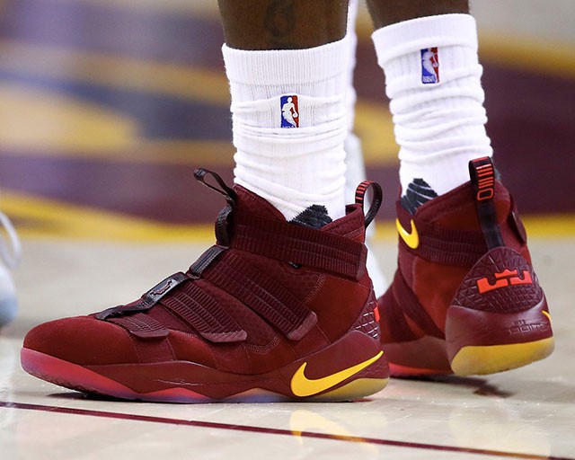 Nike Zoom Soldier 11 “Cavs Wine” PE nhìn từ phía sau