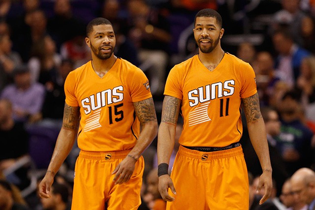 Anh em sinh đôi Markieff và Marcus Morris trong màu áo Phoenix Suns.