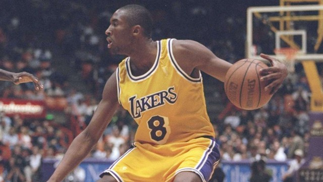 Kobe Bryant năm 18 tuổi trong màu áo Los Angeles Lakers.