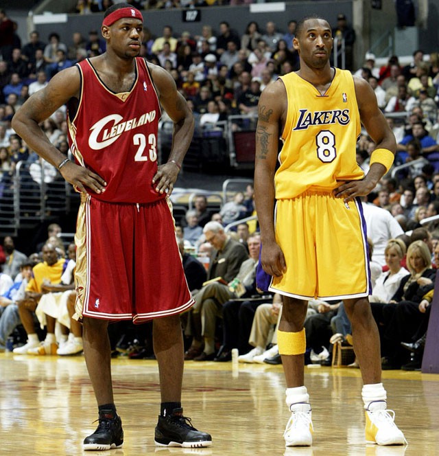 Kobe Bryant đối đầu với LeBron James lần đầu tiên tại NBA cùng Zoom Flight 2K3. LeBron James lúc này đang sử dụng Nike Zoom Generation.