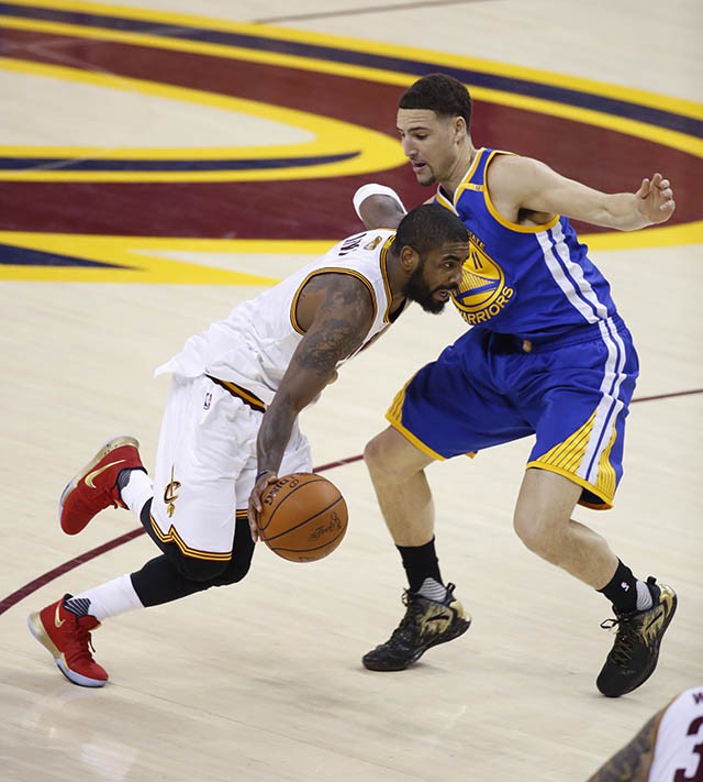 Kyrie Irving trong một tình huống đối đầu với Klay Thompson tại Game 4.