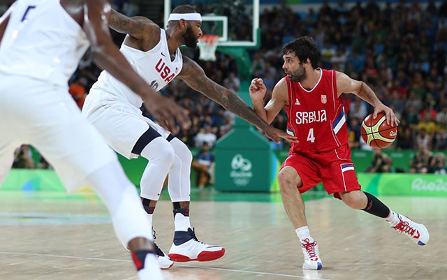 Miloš Teodosić trong một lần đối đầu với DeMarcus Cousins khi tuyển Mỹ thi đấu với tuyển Serbia tại Olympic Rio 2016.