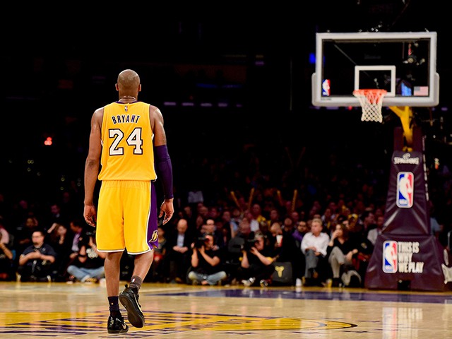 Kobe Bryant trong trận đấu cuối cùng của sự nghiệp vào năm 2016.