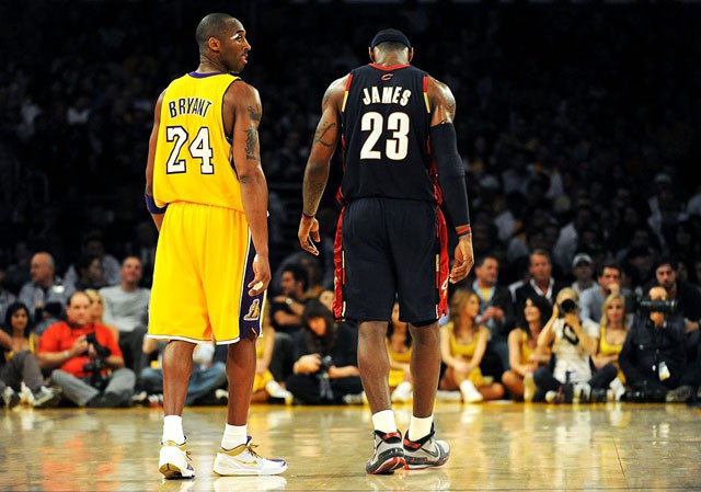 Kobe Bryant với phiên bản Kobe IV và LeBron James với LeBron VI.