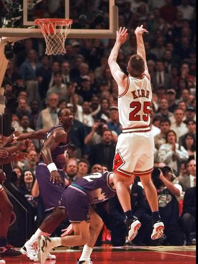 Steve Kerr với cú ném mang về chiếc cúp vô địch cho Chicago Bulls năm 1997.