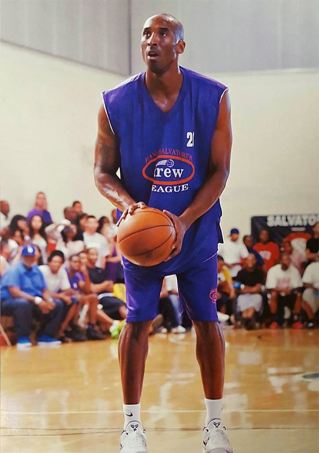 Kobe Bryant thi đấu tại Drew League năm 2011.