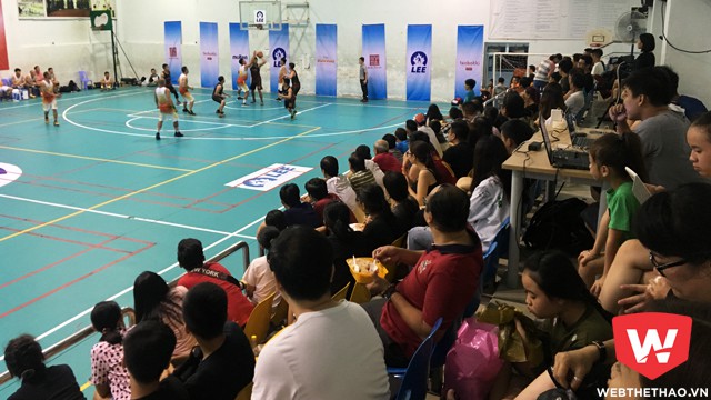 Khán giả ngồi kín khán đài tại Trung tâm TDTT Học đường. Ảnh: Việt Long.