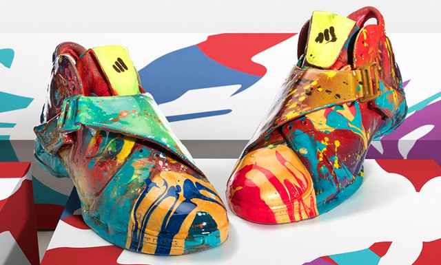 Adidas TMac 5 cùng các vệt sơn xuất hiện ở khắp nơi xung quanh giày.