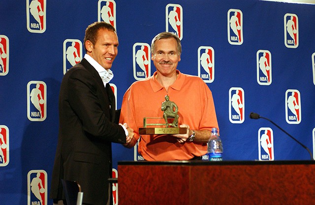 Mike D’Antoni nhận danh hiệu Huấn luyện viên xuất sắc nhất mùa giải cách đây 12 năm.