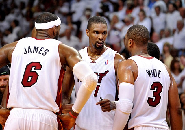 Chris Bosh trong màu áo Miami Heat cùng với LeBron James và Dwayne Wade