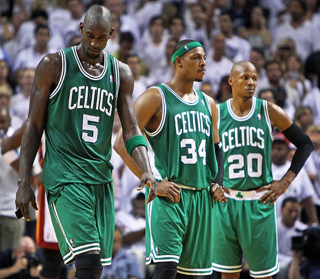 Paul Pierce (giữa) trong những năm tháng đỉnh cao sự nghiệp cùng Boston Celtics.