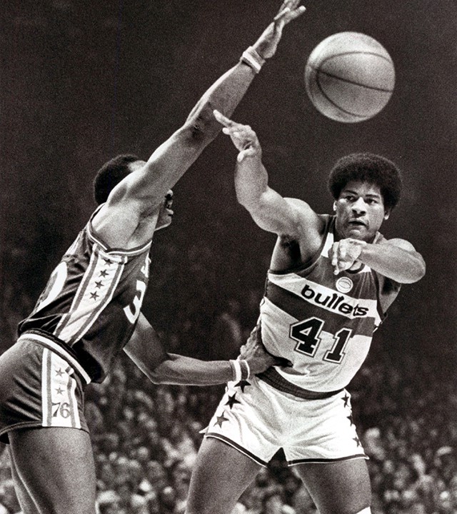 Wes Unseld vô địch cùng với Baltimore Bullets là cựu cầu thủ của Louisville Cardinals