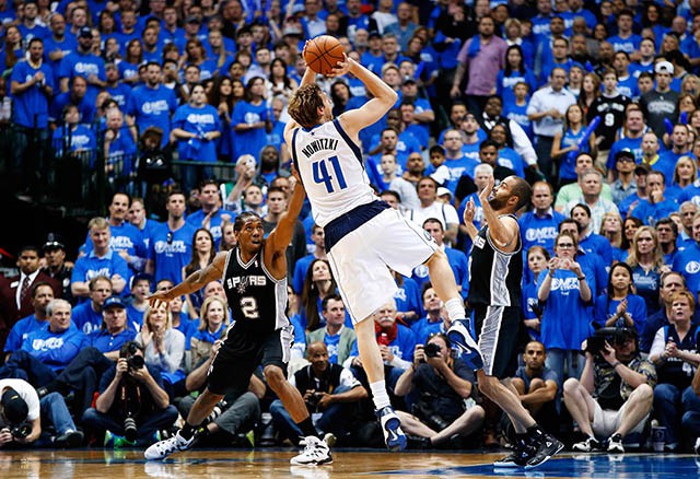 Dirk Nowitzki mang đến NBA một làn gió mới với những cú step-back mang thương hiệu của riêng anh.
