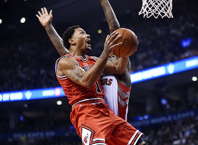 Luôn thi đấu đầy sức mạnh với những pha lên rổ với độ khó cao, Derrick Rose thường tự đặt mình vào tư thế nguy hiểm.