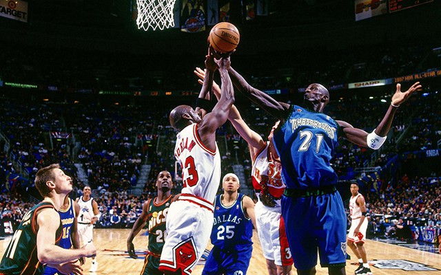 Kevin Garnett tranh cướp bóng với Michael Jordan trong trận All-Star Game 1997.