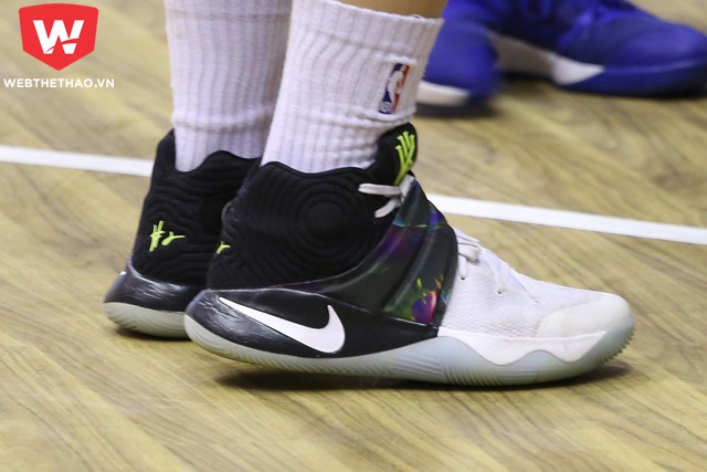 Đây là mẫu giày được chính Kyrie Irving mang trong lễ diễu hành ăn mừng vô địch NBA năm 2016. Ảnh: Long Nguyễn.