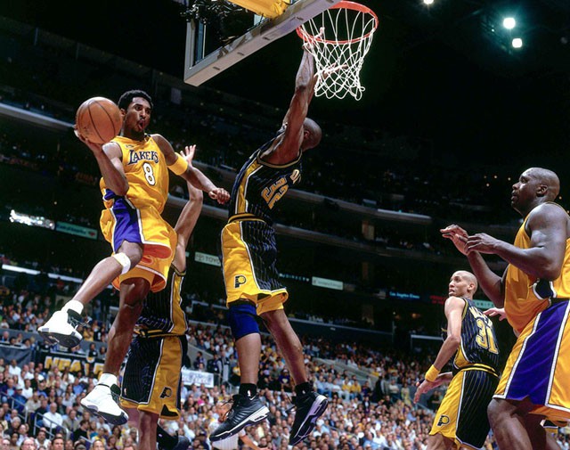 Kobe Bryant chuẩn bị chuyền bóng cho Shaquille O’Neal trong vòng chung kết NBA năm 2000.