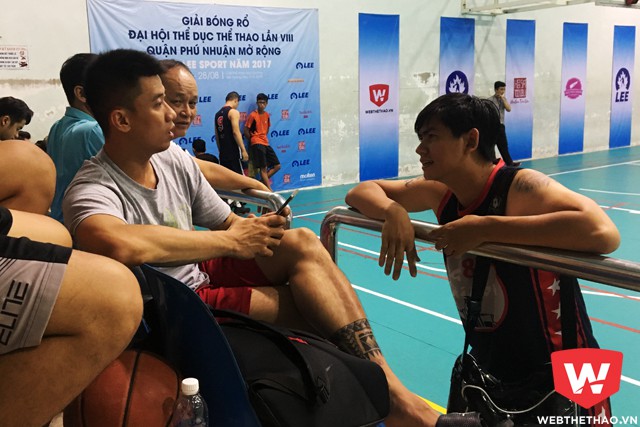 Cựu tuyển thủ bóng rổ quốc gia Chong Paul và cựu tuyển thủ Tp.Hồ Chí Minh Lê Trần Minh Nghĩa trao đổi với nhau trước trận đấu. Ảnh: Việt Long