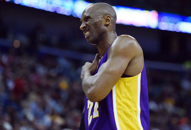 Chấn thương vai khá nặng khiến Kobe phải nghỉ thi đấu một lần nữa.