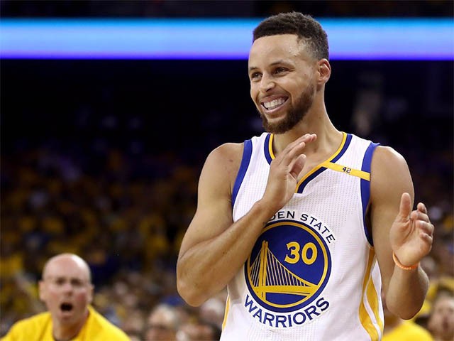 Chiếc áo mà Curry mặc ở Game 3 chung kết NBA 2017 được đấu giá đắt kỷ lục