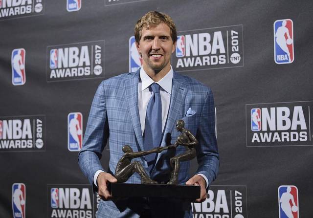 Nowitzki và giải Twyman-Stokes Teammate of the Year