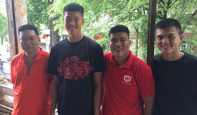 Đại diện của webthethao cùng các sinh viên - cầu thủ VBA Nguyễn Kỳ Quan và Nguyễn Hoàng Tuấn (phải)