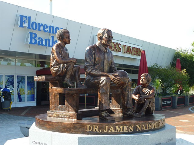 Bức tượng tôn vinh công lao của giáo sư James Naismith.