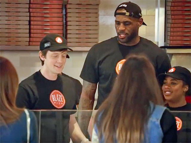 LeBron James tại cửa hàng của Blaze Pizza