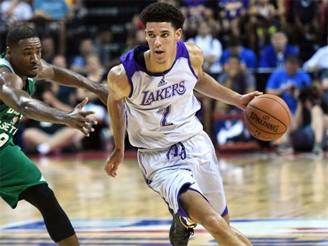 Lonzo Ball lập triple-double cho Lakers dù thua Celtics