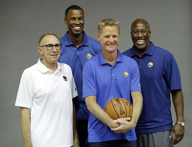 Mike Brown gia nhập đội ngũ của Warriors vào tháng 07/2016, trở thành trợ lý huấn luyện viên trưởng cho Steve Kerr.