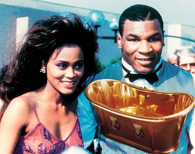 Mike Tyson từng mua bồn tắm bằng vàng tặng vợ