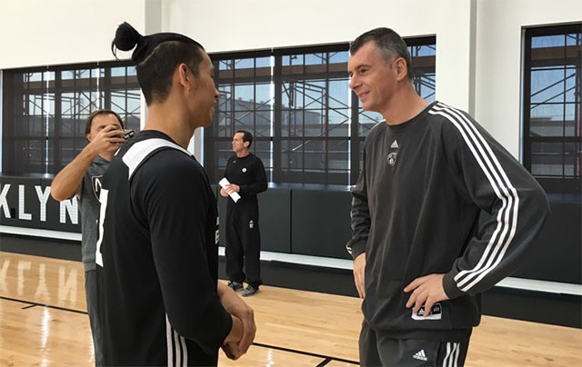 Những sai lầm của Mikhail Prokhorov (bên phải) khiến Nets giờ đây phải trông chờ vào những cầu thủ có trình độ trung bình như Jeremy Lin.
