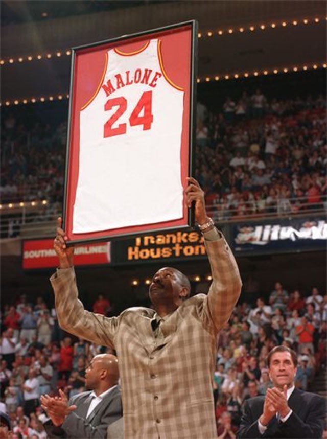 Năm 1998, Rockets là đội bóng đầu tiên treo áo tôn vinh Moses Malone.