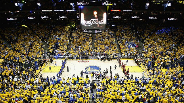 Quang cảnh game 7 tại Oracle Arena ở chung kết NBA 2016.