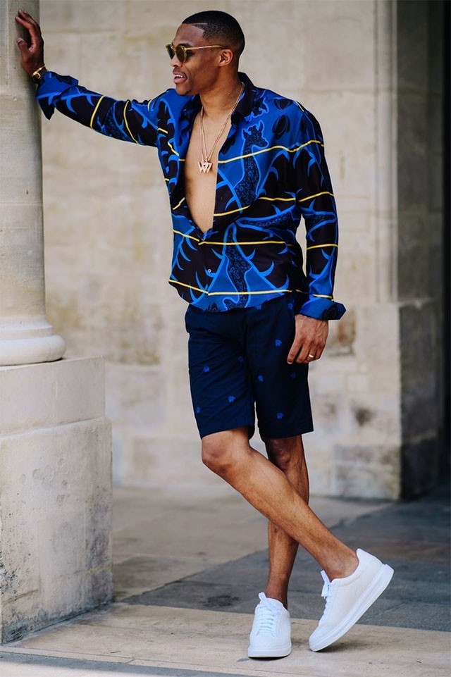 Russell Westbrook ngoài đường với trang phục của Louis Vuitton tại Tuần lễ thời trang Paris.