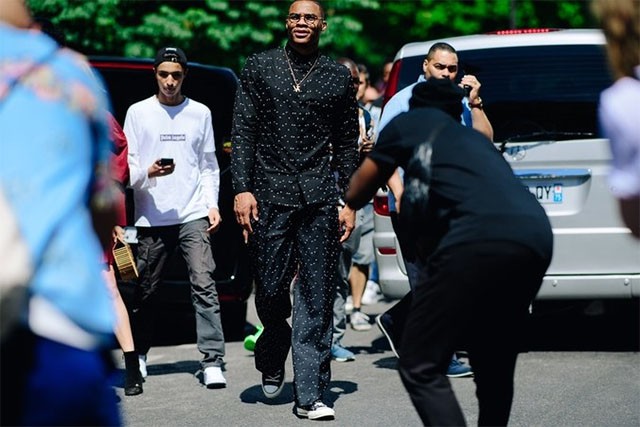 Russell Westbrook diện đồ Dior trong tuần lễ thời trang Paris.