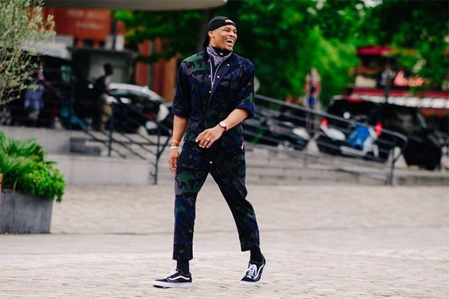Russell Westbrook mặc bộ áo quần liền nhau của Sacai tại Tuần lễ thời trang Paris.