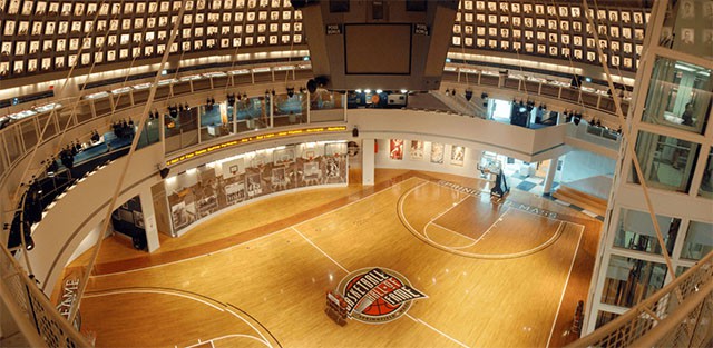 Sảnh trung tâm bên trong với 1 sân bóng rổ và các lô giải trí triển lãm xung quanh.