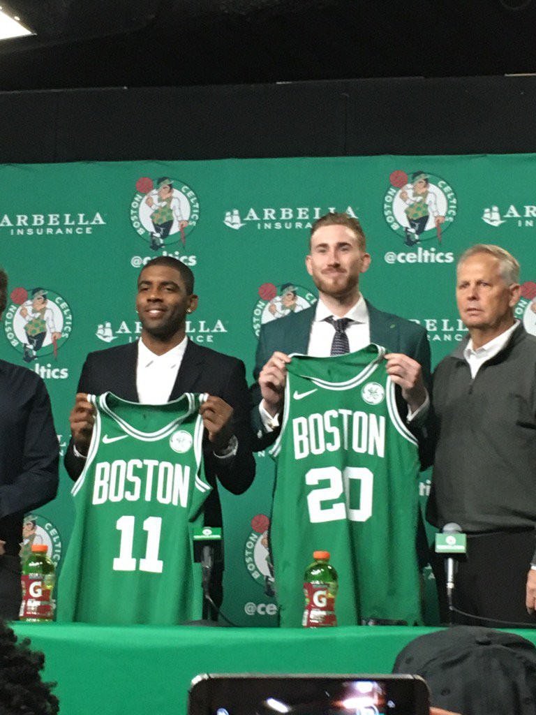 Lần đầu tiên Hayward và Irving xuất hiện trong màu áo xanh lá của Celtics.
