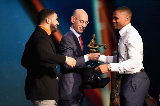 Thời khắc nhận MVP của NBA