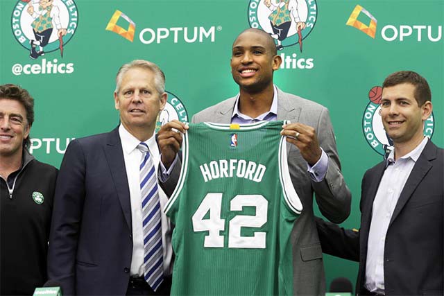 Al Horford là cầu thủ rất quan trọng, điều khiển toàn bộ hàng phòng ngự cho Boston, nhưng đang phải chật vật với chấn thương.