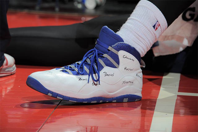 Đôi Air Jordan 10s của Andre Drummond viết tên toàn bộ 26 nạn nhân của vụ thảm sát