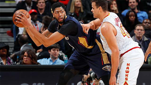 Anthony Davis có phen làm đứng tim các đồng đội khi lần thứ 2 liên tiếp va đầu gối vào hàng ghế khán giả trong trận thắng Minnesota vừa qua.